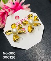Anting-anting Stud Perhiasan Fashion Alloy Trendy Imitasi Mutiara Berlian Amerika Desain Geometris Lapisan Emas untuk Wanita - Pernikahan