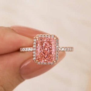 Anillo de compromiso unisex de oro rosa con diamante rosa de corte radiante cultivado en laboratorio, halo y pavé, regalo de lujo para aniversario de bodas - Product Image 2