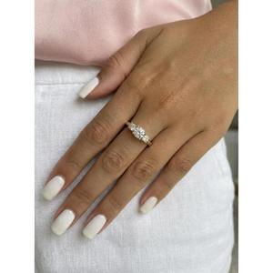 Anillo de Diamantes de Tres Piedras con Corte Redondo en Oro Amarillo Sólido con Engaste Clásico de Garras, Elegante Anillo de Compromiso, Anillo Nupcial Atemporal - Product Image 1