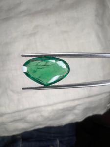 Émeraude verte de 4,86 carats, taille poire, coupée sur mesure, cristal brut pour centre de bijou artisanal - Product Image 3