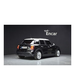 Mini Cooper 2022/1, 5 Puertas, Classic Plus, 29,950 km, Asientos de Cuero, Volante a la Izquierda, Cámara Trasera - Product Image 2