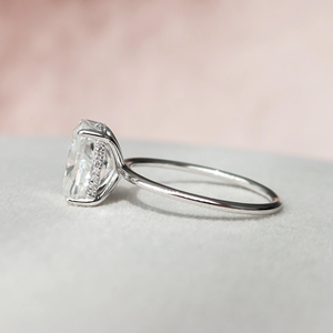 Bague Cocktail de Luxe pour Femme, Diamant Taille Coussin 6,0 Carats Certifié IGI, Monture Tension en Platine, Collection Hidden Riches - Product Image 2