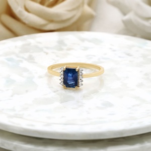 Anillo de Oro Amarillo de 14k al por Mayor con Zafiro Azul Corte Esmeralda Natural y Diamantes de Memoria Jewels - Product Image 2
