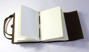 Carnet artisanal en cuir 100% naturel, papier de coton fait main, motif Arbre de Vie, couverture avant embossée - Product Image 4