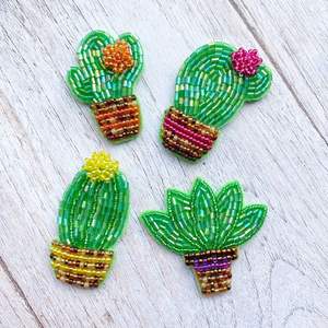 Broche de luxe perlée, accessoire de mode artisanal à prix abordable - Product Image 3