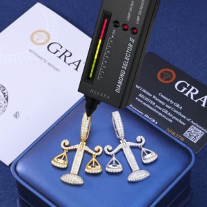 Pendentif Balance de la Justice en Argent 925 et Moissanite, Pendentif Diamant Baguette, Pendentif Moissanite Baguette, Pendentif Goutte d'eau Iced Out - Product Image 5