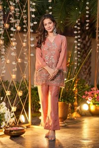 ชุดเซ็ตท็อปและกางเกงสำหรับผู้หญิง ยี่ห้อ Chinon Crchy Silk ผ้าไหมยืดได้ ปักลายประดับเลื่อม แห้งเร็ว ไม่ยับ ใส่ได้สองด้าน เหมาะสำหรับงานปาร์ตี้ - Product Image 2