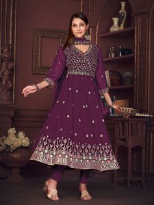 Costume Anarkali pour femmes, élégant, violet, manches 3/4, en crêpe de georgette, semi-couture, pour les mariages et les occasions festives - Product Image 2