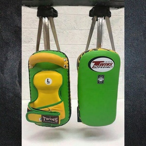 แผ่นรองข้อมือคุณภาพสูงแบบคู่ วัสดุ PU ดีไซน์โค้ง สำหรับฝึกซ้อมมวยไทยและ MMA พร้อมดีไซน์โค้งมน - สินค้ามาใหม่ - Product Image 3