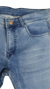 กางเกงยีนส์เดนิมทรงสลิมฟิตสีฟ้าอ่อนสำหรับผู้ชาย ผ้าฝ้ายยืดคุณภาพพรีเมียมเพื่อความสบายตลอดวันและการเคลื่อนไหวที่ยืดหยุ่น ดีไซน์กระเป๋าห้าช่องแบบคลาสสิก - Product Image 4