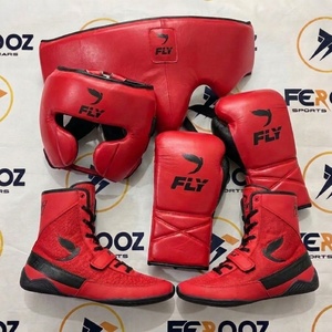 Ensemble d'équipement de kickboxing professionnel Fly avec gants rembourrés, protection de la tête, protège-tibias et protège-pieds, et chaussures de sport de kickboxing - Product Image 3