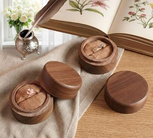 Juego de Cajas de Anillos de Madera Hechas a Mano, Estuches Redondos de Almacenamiento de Joyas de Nogal con Inserto de Yute, Soporte Rústico para Anillos de Boda - Product Image 1