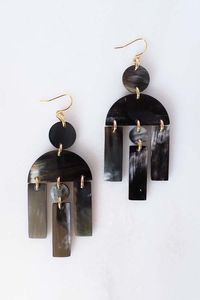 Boucles d'oreilles en corne de buffle polies à la main, matériau naturel unique, bijoux de mode légers, boucles d'oreilles tendance - Product Image 4