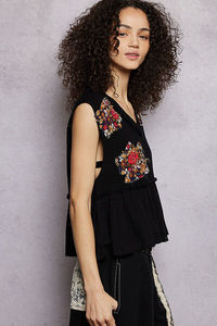 Top sin mangas con volantes y parche floral POL con detalle de borde sin rematar - Product Image 3