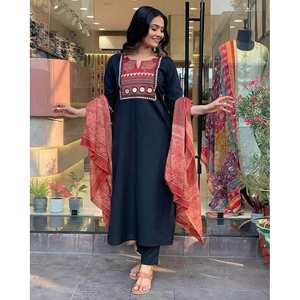 Conjunto de Top y Pantalón de Muselina con Bordado de Espejo y Dupatta en Negro - Product Image 1