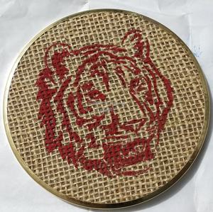 Posavasos ecológico con estampado de pato rojo Diseño moderno hecho a mano Bordes de metal posavasos de punto de fibra natural para cada ocasión - Product Image 6