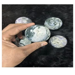 Boule de cristal d'agate mousse sculptée à la main, décoration d'intérieur, cadeau de guérison, ornement - Product Image 1