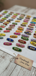 Exquisitos Pasadores de Saree Zardosi Hechos a Mano, Set de Broches Bordados Artesanales con Tela de Seda y Trabajo de Gota Dorada, Accesorio Étnico - Product Image 2