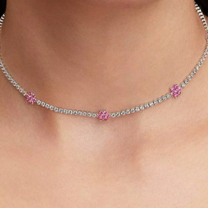 Elegante Collar de Diamantes con Flores Rosadas en Oro Sólido de 18K |   Collar de Lujo con Colgante de Flor para Mujer, Diseño de Zafiro Rosa, Regalo - Product Image 1
