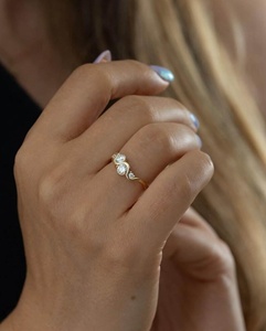 Anillo de Compromiso de Lujo con Baño de Oro de 14K, Diseño en Forma de S, con Topacio y Circonita Brillante, Corte Ondulado de 4 Piedras para Mujer - Product Image 4