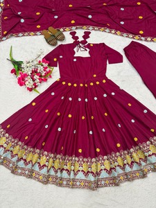Tenue traditionnelle indienne pour femme, style Anarkali, longueur ras du sol, en crêpe naturel, coupe classique, avec broderies, pour mariage, fête ou Diwali, style Palazzo - Product Image 3
