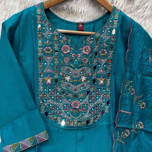 ชุดคุर्ติผ้าไหมวิสโคสปักลายหนักแบบเกรซ บลูม พร้อมผ้าคลุมไหล่ชานเดรีประดับเลื่อม - Product Image 1