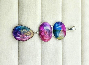Pendentif artisanal à trois pierres en quartz solaire teinté naturellement, serti de laiton, style bohème géométrique, bijoux en pierres précieuses en gros - Product Image 5