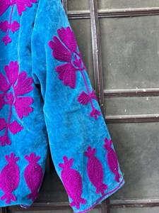 Chaqueta Boho Azul de Terciopelo para Mujer, Bordada con Motivos Florales Suzani, Manga Larga, Cuello Alto, Ropa de Abrigo Otoñal para Mujer - Product Image 5