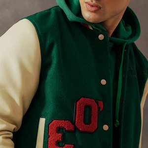 Veste de sport verte pour homme avec manches crème, capuche et broderie '03 sur le devant, coupe classique, pour l'automne - Product Image 3