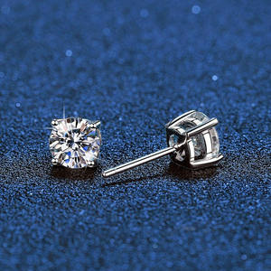Elegantes Pendientes de Diamante Moissanite con Corte Brillante, con Cierre de Presión Seguro y Acabado Resistente al Deslustre para Mujeres y Hombres - Product Image 3