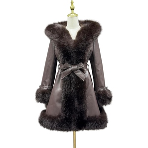 Manteau long en cuir véritable pour femme avec garniture en fourrure, élégant, ceinturé, pour l'hiver – Fournisseur de vêtements de mode sur mesure en gros - Product Image 1