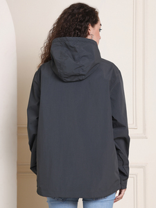 Chaqueta deportiva con capucha y cremallera para mujer, resistente al viento y al agua, con acabado 100% poliéster. - Product Image 6