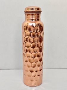 Bouteille d'eau en cuivre de style antique, conçue pour les bienfaits ayurvédiques de l'eau, pour la maison, la cuisine et la collection décorative - Product Image 4