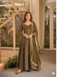 Conjunto de Vestido Anarkali Verde Oliva de Lujo con Dupatta de Tela, Vestido Étnico de Diseñador para Fiestas, Colección Festiva para Bodas - Product Image 4