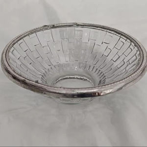 Tazón de Diseño Moderno con Base de Latón y Tapa de Vidrio, Diseño Texturizado, Forma Redonda, Acabado Dorado Antiguo - Product Image 1