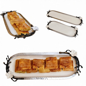 Bandeja <span class=keywords><strong>DE</strong></span> <span class=keywords><strong>SERVICIO</strong></span> <span class=keywords><strong>DE</strong></span> METAL duradera con mango <span class=keywords><strong>de</strong></span> diseño floral creativo adecuado para ocasiones festivas <span class=keywords><strong>servicio</strong></span> <span class=keywords><strong>de</strong></span> comedor y banquete fino - Product Image 1