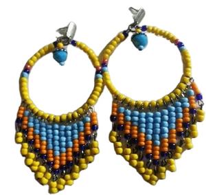 Pendientes bordados a mano con cuentas de colores rojo y blanco con diseño de Papá Noel, personalizados para niñas, de la India. - Product Image 6