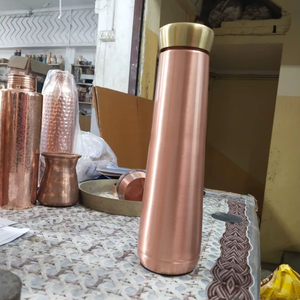 Bouteille d'eau en cuivre antique, gravée, martelée, écologique, au design classique, pour usage ayurvédique, de la collection Antique Creations - Product Image 1