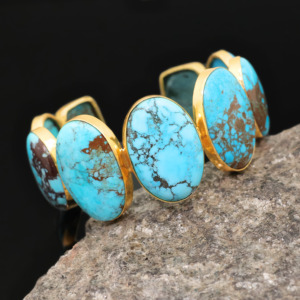 Bracelet manchette en laiton fait main avec turquoise, plaqué or 18 carats, serti clos de pierres ovales, bijou classique, cadeau de fête pour femme SHAHNAZ GEMS and JEWELS - Product Image 1