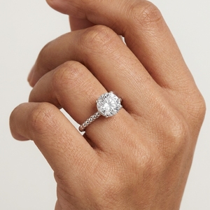 Bague de fiançailles classique en or blanc avec diamant rond brillant de 3 carats pour femme, couleur D, diamant cultivé en laboratoire certifié IGI - Product Image 5