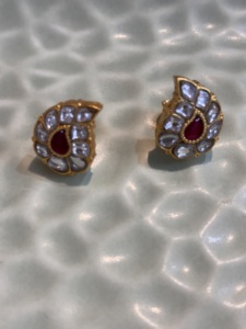 ต่างหูรูปดอกไม้ Amaira Jewels ชุบทอง 22K เครื่องประดับหรูหราสำหรับผู้หญิง สวมใส่ได้ทุกวัน - Product Image 1