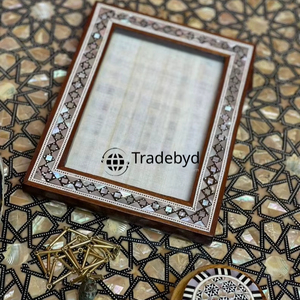 Marco de Fotos Vintage Creativo con Incrustaciones de Madreperla y Acabado Brillante, Hecho a Mano por Tradebyd - Product Image 2