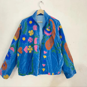 เสื้อแจ็คเก็ตกำมะหยี่สไตล์ชาติพันธุ์ทันสมัย สีฟ้าสดใส ปักลายหัวใจและดอกไม้ ดีไซน์ทันสมัย ทรงโอเวอร์ไซส์ เสื้อคลุมฤดูหนาว - Product Image 1