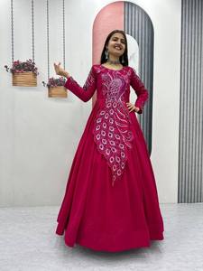 Vestido Étnico de Seda Vichitra Bordado en Rosa Brillante con Lentejuelas de Pavo Real y Mangas Largas para Mujer, Ideal para Bodas, Graduaciones y Fiestas de Diwali - Product Image 5