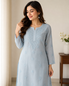 Kurta Recta de Georgette Azul Polvo con Bordado Chikankari Hecho a Mano, Compre Directamente del Proveedor - Product Image 1