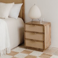Mesita de noche rectangular Vandana Arion Merino 50x35 cm en madera de mango, MDF y yute Abrams