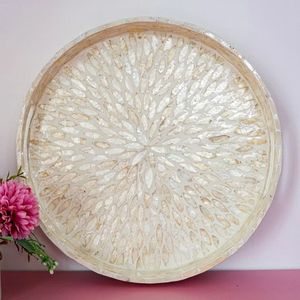 Plateaux décoratifs en nacre, conçus pour une présentation gastronomique raffinée et des accents de décoration intérieure de luxe - Product Image 1
