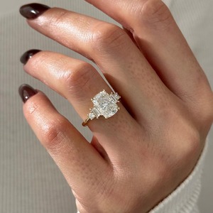 Anillo de compromiso de oro amarillo con 5 piedras de diamante cultivado en laboratorio de 2 quilates con diseño único, certificado IGI, claridad VVS, ¡en oferta! - Product Image 3