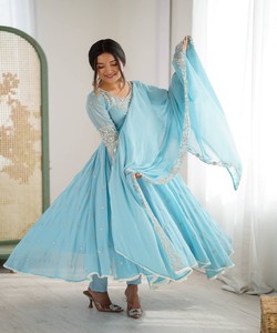 Robe longue RICH LOOK à broderie fantaisie effet fleuri et travail de sequins arc-en-ciel, avec dupatta, tenue de fête, prix de gros, ethnique, Sky - Product Image 6