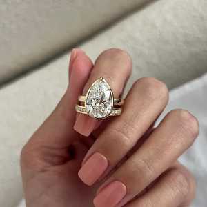 Ensemble de mariage UNIQUE avec diamant de laboratoire taille poire de 5 carats, serti à griffes, style Art Déco en or jaune, comprenant une bague de fiançailles et une alliance - Product Image 6